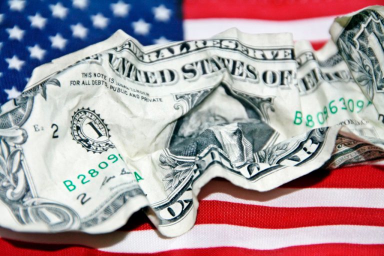 Доллар рухнул на торгах в Токио на новостях из соедененных штатов