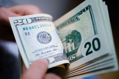 Доллар растет третий месяц подряд на фоне глобального кризиса
