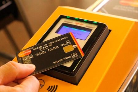 В метро Киева на турникетах вышла из строя система оплаты картой