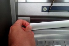 В Днепропетровске задержали банкоматных мошенников