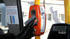 В автобусах Петербурга можно расчитаться банковской картой