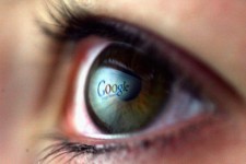 Google запатентовал линзы со сканером сетчатки