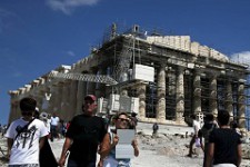 Туристы в Греции не могут снять наличку в банкоматах и расплатиться карточкой