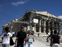 Туристы в Греции не могут снять наличку в банкоматах и расплатиться карточкой