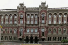 Украинцы снова начали забирать депозиты из банков