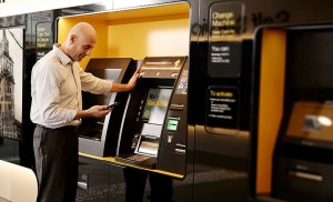 Один из двух посетителей банка предпочитает самообслуживание