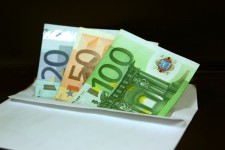Латвийский банк учитывает неофициальные доходы при выдаче кредитов