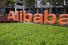 Alibaba идет в оффлайн