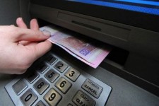 Крупный украинский банк снизил лимит на снятие наличных в банкоматах