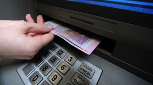 Крупный украинский банк снизил лимит на снятие наличных в банкоматах