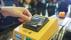 36 станций Киевского метро принимают к оплате банковские карты (список)