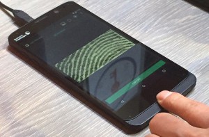 Хакеры смогут красть со смартфонов отпечатки пальцев