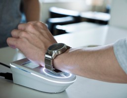 Sony выпустит аналоговые часы с платежными функциями