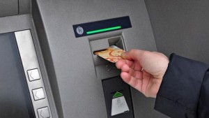 Украинские банки будут блокировать выдачу наличных с карт