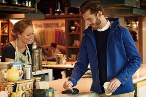 Карты больше не нужны: как расплатиться перчатками, пиджаками и платьями