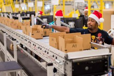 Amazon нанимает 100 тыс сезонных работников