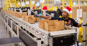 Amazon нанимает 100 тыс сезонных работников