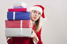 Европейцы намерены сократить расходы на праздничные покупки