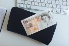 Британцы забывают как выглядят бумажные деньги