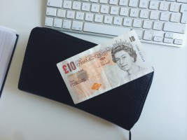 Британцы забывают как выглядят бумажные деньги