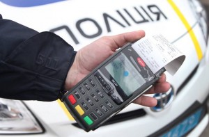 Патрульную полицию оснастили терминалами для мгновенной оплаты штрафов