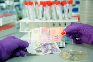 Наличные деньги могут переносить опасные бактерии