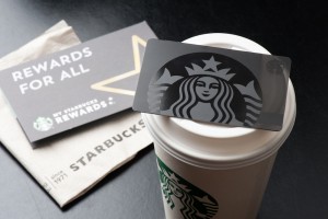 Starbucks выпустит карты предоплаты