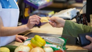 Кассир фотографировал карты покупателей и тратил их деньги на интернет-покупки