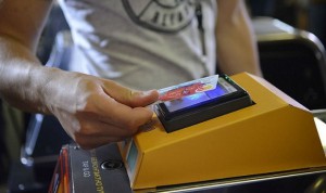 Миллионный пассажир оплатил проезд в киевском метро бесконтактной картой