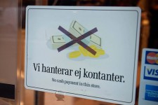 Центробанк Швеции призвал не отказываться от наличных