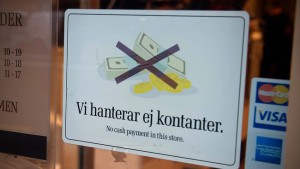 Центробанк Швеции призвал не отказываться от наличных