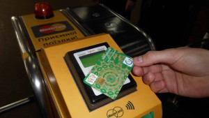 В метро Киева можно оплатить проезд картами “ПРОСТIР”
