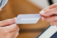Украинцы смогут снимать деньги с карты в кассе магазина
