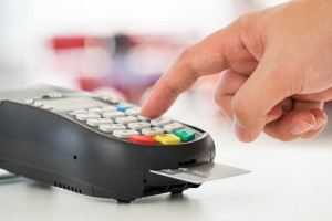 Комиссии на карточные платежи пока снижать нельзя — мнение