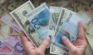 Украинцы получают больше денежных переводов, чем отправляют