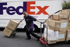 Служба доставки FedEx купила своего конкурента TNT Express