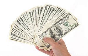 Украинцы с начала года продали валюты на $1 млрд больше, чем купили