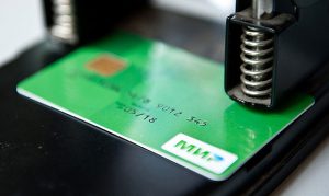 Более сотни российских банков будут принимать национальные платежные карты “Мир”
