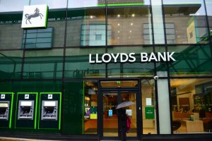 Lloyds закроет полсотни отделений: кто будет обслуживать клиентов