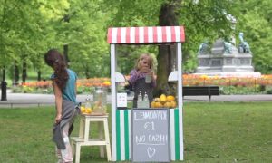 Безналичное детство: маленьких шведов учат принимать платежи