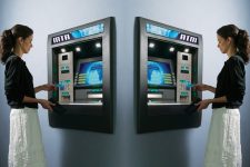 Як переказати кошти на карту через банкомат?
