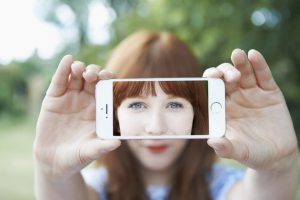 Селфи-камера и платежи: лишние функции наших смартфонов