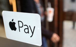 Опасные связи: крупный банк обвиняют в работе с Apple Pay