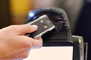 Бесконтакт повсюду: для NFC-платежей используют подручные предметы