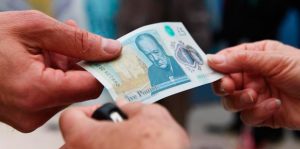 Новые 5 фунтов запускают в оборот: почему британцы против полимера