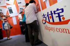 Alipay пытается удержать деньги китайцев