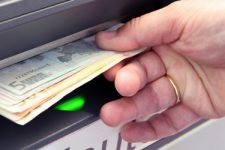 Как положить деньги на карту через банкомат: пошаговое руководство