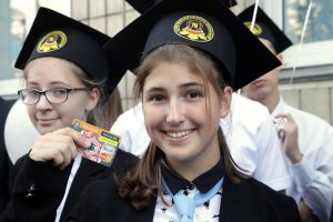 Ученики столичного лицея получили «Карточки ученика»