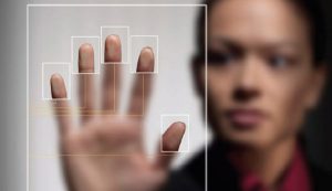 Туристы в Японии начали расплачиваться пальцами