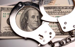 Киевские мошенники обменивают валюту на сувенирные деньги